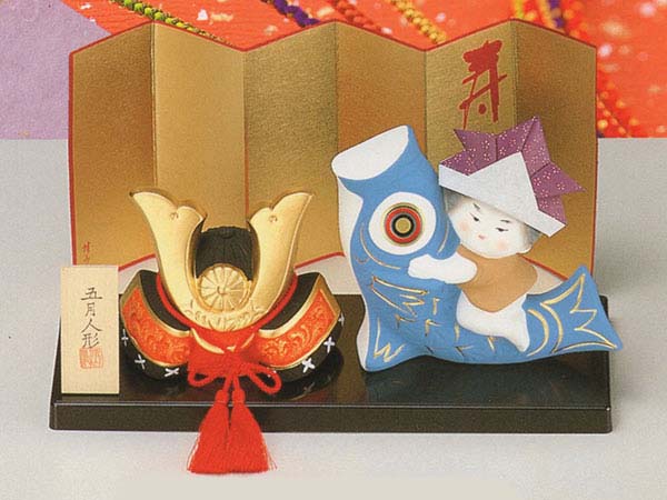 五月人形 コンパクト 陶器 小さい 兜 かぶと/ 出世兜（鯉のぼり付） /こどもの日 端午の節句 初夏 お祝い 贈り物 プレゼント