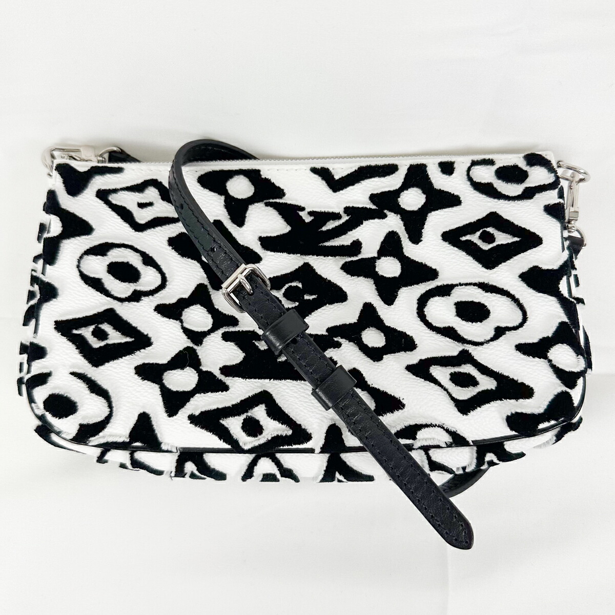 【Louis Vuitton】ルイ・ヴィトン LV×UFポシェット アクセソワール 2way御徒面子 ウルス・フィッシャー M45565 レディース 白いこと黒いこと【中古品】 USED-A【9304】  一六銀行かんてい局仙台卸町店