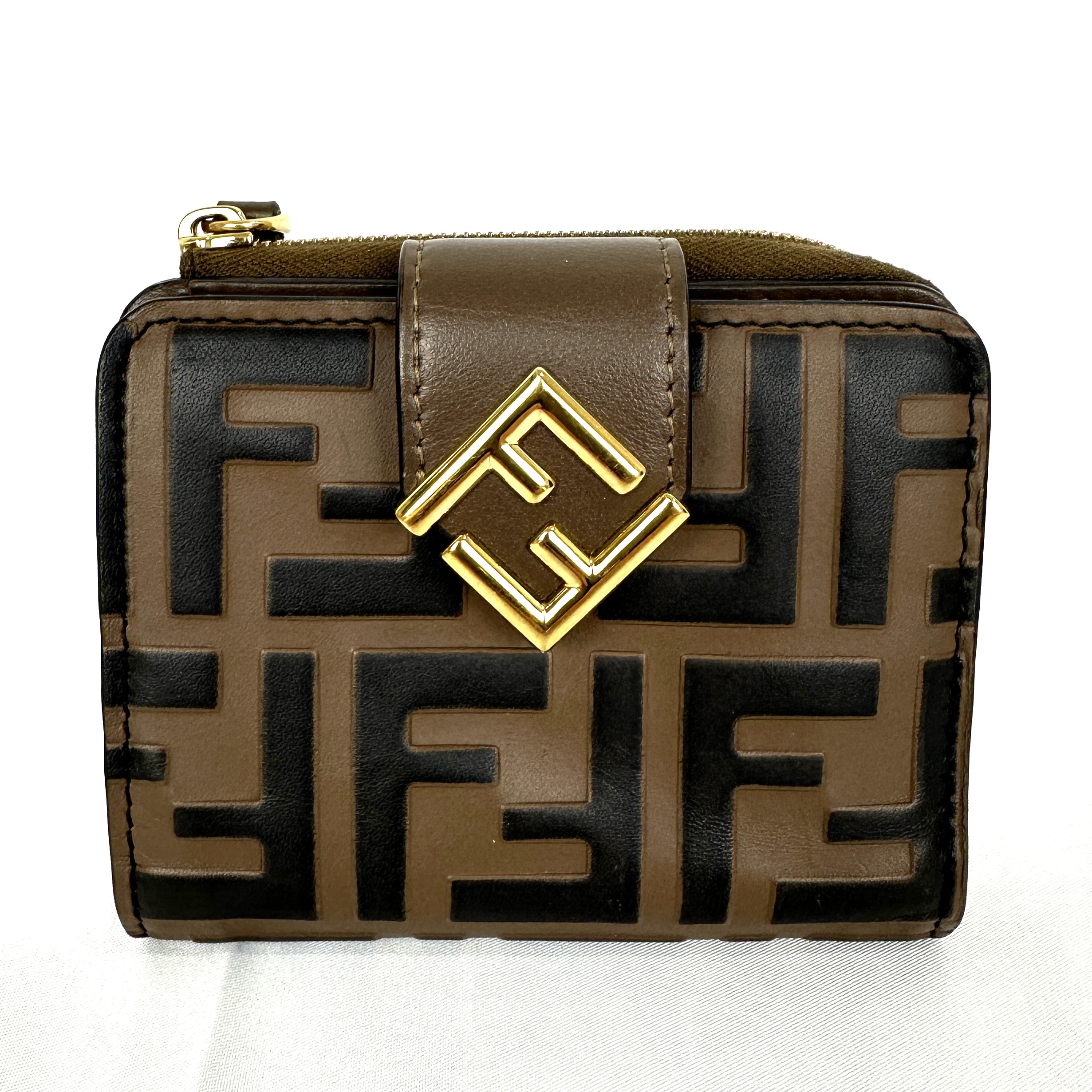 【FENDI】フェンディ 8M0490ADYMF13VK FF金剛石紙入れ ズッカ柄 なめし革 赤銅色 レディース パウダーコンパクト紙入れ ミニ紙入れ 折り畳み紙入れ 【中古】 USED-AB 【9356】 一六銀行かんてい局仙台卸町 店