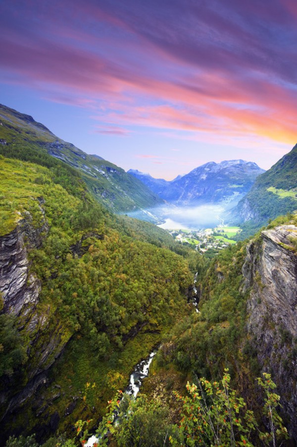 楽天市場 風景 景色 自然の壁紙 輸入 カスタム壁紙 Photowall Pink Clouds Over Geirangerfjord Norway E29915 貼ってはがせるフリース壁紙 不織布 海外取り寄せのため1カ月程度でお届け 代引き不可 壁紙 屋本舗 カベガミヤホンポ