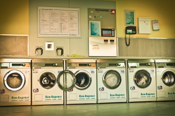 楽天市場 コインランドリー 洗濯機 レトロの壁紙 輸入 カスタム壁紙 Photowall Launderette 貼ってはがせるフリース壁紙 不織布 海外取り寄せのため1カ月程度でお届け 代引き不可 壁紙屋本舗 カベガミヤホンポ