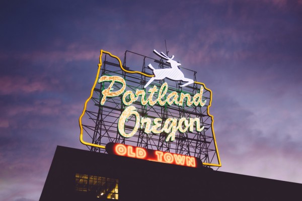 楽天市場 ネオンサイン アメリカン オレゴンの壁紙 輸入 カスタム壁紙 Photowall Portland Oregon Neon Sign 貼ってはがせるフリース壁紙 不織布 海外取り寄せのため1カ月程度でお届け 代引き不可 壁紙屋本舗 カベガミヤホンポ