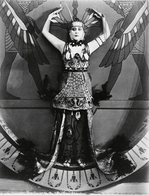 楽天市場 セダ バラ クレオパトラ 映画の壁紙 輸入 カスタム壁紙 Photowall Theda Bara In Cleopatra 貼ってはがせるフリース壁紙 不織布 海外取り寄せのため1カ月程度でお届け 代引き 後払い不可 壁紙屋本舗 カベガミヤホンポ