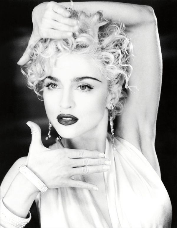 楽天市場 マドンナ 歌手 モノクロの壁紙 輸入 カスタム壁紙 Photowall Madonna 貼ってはがせるフリース壁紙 不織布 海外取り寄せのため1カ月程度でお届け 代引き不可 壁紙屋本舗 カベガミヤホンポ