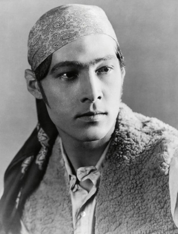 楽天市場 血と砂 映画 ルドルフ ヴァレンティノの壁紙 輸入 カスタム壁紙 Photowall Blood And Sand Rudolph Valentino 貼ってはがせるフリース壁紙 不織布 海外取り寄せのため1カ月程度でお届け 代引き不可 壁紙屋本舗 カベガミヤホンポ