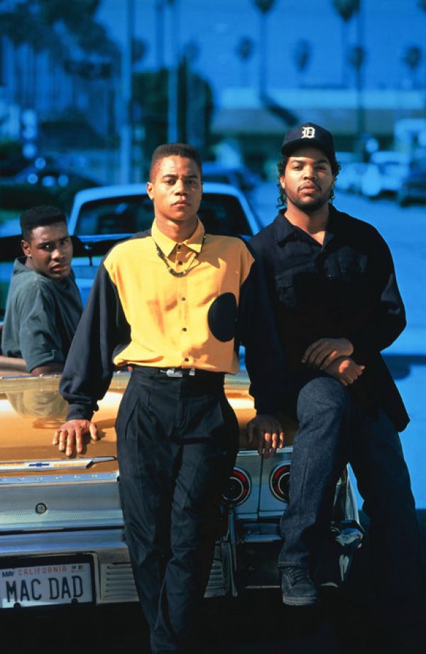 楽天市場 ボーイズ ン ザ フッド 映画の壁紙 輸入 カスタム壁紙 Photowall Boyz In The Hood Ice Cube And Cuba Gooding Jr 貼ってはがせるフリース壁紙 不織布 海外取り寄せのため1カ月程度でお届け 代引き 後払い不可 壁紙屋本舗 カベガミ