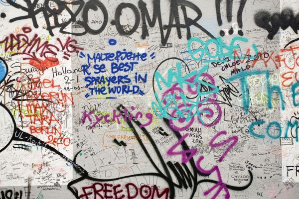 楽天市場 グラフィティ 落書き 壁の壁紙 輸入 カスタム壁紙 Photowall Graffiti Berlin Wall 貼ってはがせるフリース壁紙 不織布 海外取り寄せのため1カ月程度でお届け 代引き 後払い不可 壁紙屋本舗 カベガミヤホンポ