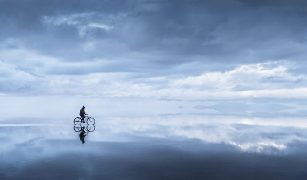 楽天市場 自転車 空 雲 反射 幻想的 青 ブルーの壁紙 輸入 カスタム壁紙 Photowall Walking In The Sky 貼ってはがせるフリース壁紙 不織布 海外取り寄せのため1カ月程度でお届け 代引き不可 壁紙屋本舗 カベガミヤホンポ