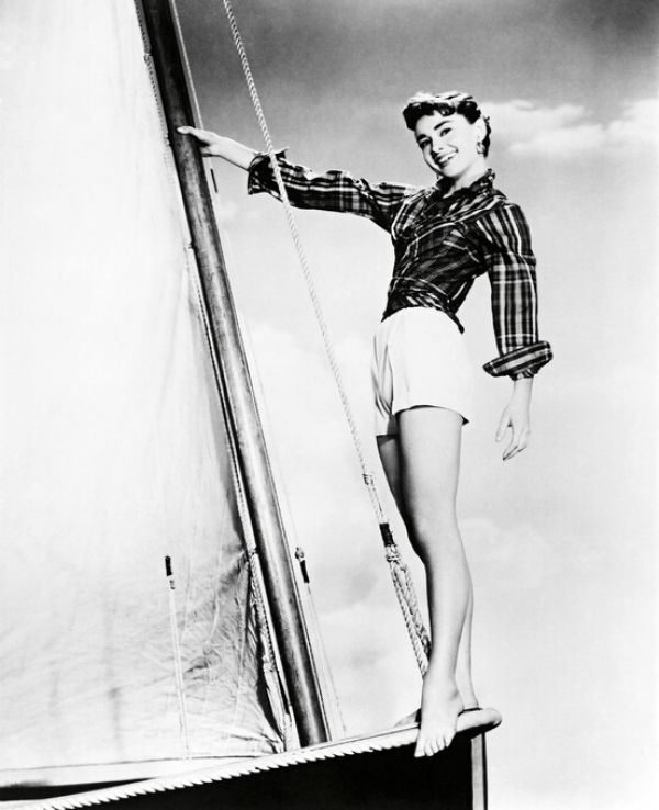 楽天市場 ティファニーで朝食を オードリーヘプバーン 映画の壁紙 輸入 カスタム壁紙 Photowall Audrey Hepburn In Breakfast At Tiffanys 貼ってはがせるフリース壁紙 不織布 海外取り寄せのため1カ月程度でお届け 代引き 後払い不可 壁紙屋
