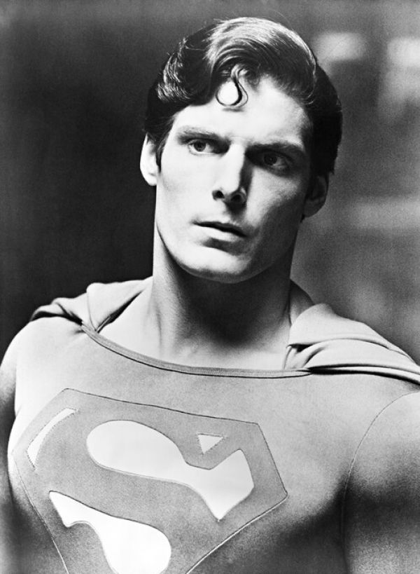 楽天市場 スーパーマン クリストファー リーヴ 映画の壁紙 輸入 カスタム壁紙 Photowall Superman Christopher Reeve 貼ってはがせるフリース壁紙 不織布 海外取り寄せのため1カ月程度でお届け 代引き 後払い不可 壁紙 屋本舗 カベガミヤホンポ