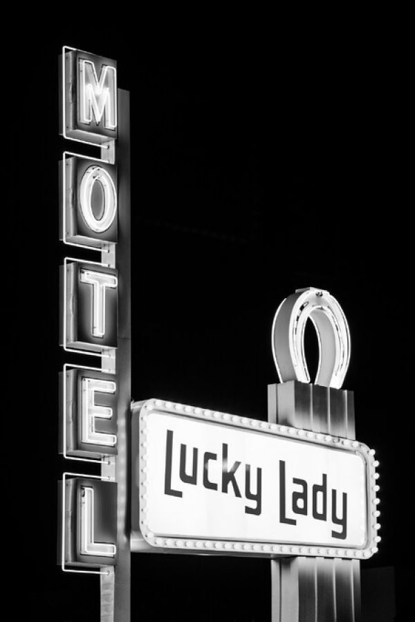 楽天市場 ラスベガス 看板 モノトーン モノクロの壁紙 輸入 カスタム壁紙 Photowall Black Nevada Motel Lucky Lady Vegas 貼ってはがせるフリース壁紙 不織布 海外取り寄せのため1カ月程度でお届け 代引き不可 壁紙屋本舗 カベガミヤホンポ