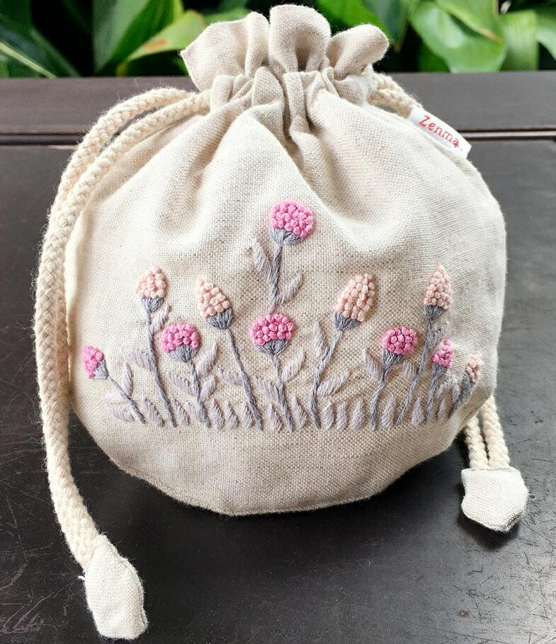 手刺繍まぁるい巾着ポーチ ハーフリネン 和柄 すみれ 手刺繍まぁるい