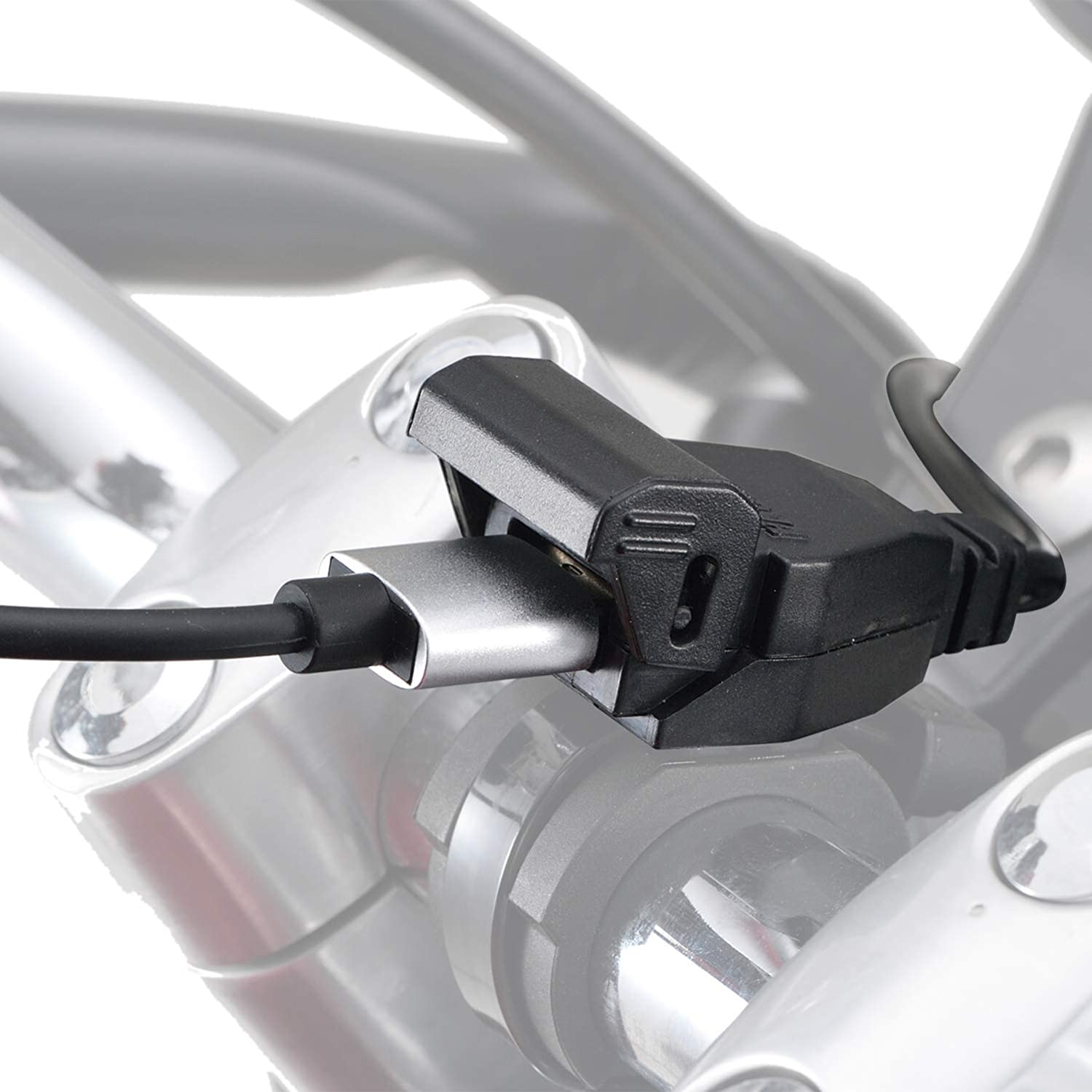 人気急上昇 デイトナ バイク用 USB電源 5V 2.4A ブレーキスイッチ接続 メインキー連動 USB-A 1ポート 99502 送料無料 