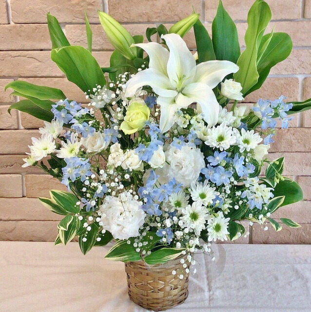 お供え 花 ギフト お悔やみ アレンジメント 送料無料 供花 葬儀 お供え花【法事 一周忌 四十九日 法要】【葬儀 お通夜 告別式】「ユリ 供花 アレンジ (白・青系)」お供え花 花束 命日 お悔み 洋風 仏事 お彼岸 枕花