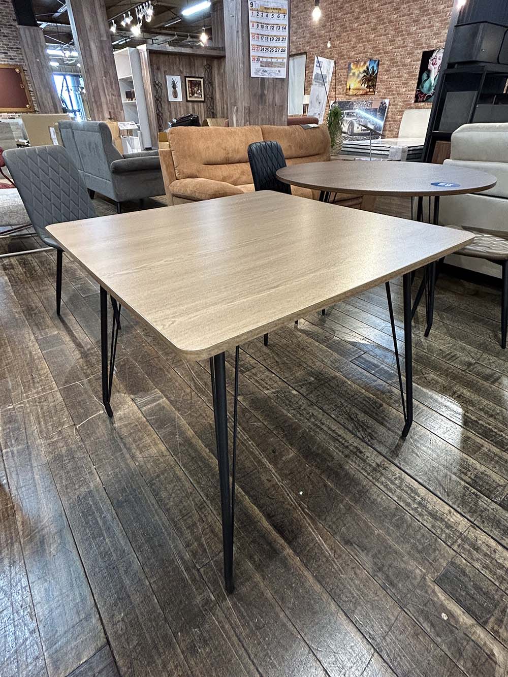 カフェテーブル 木製テーブル 80テーブル 80cmテーブル 正方形 リビングテーブル 北欧モダン 2人用 4人用 二人用 四人用 一人暮らし 20代 30代 同居 カフェ空間 おしゃれ スチール脚 ブラック脚 80木製テーブル コン