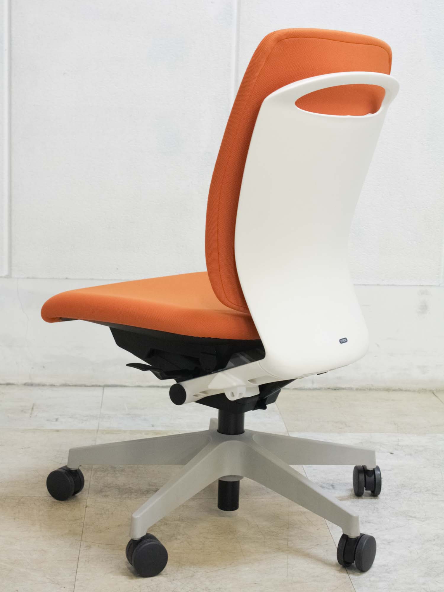 オフィスチェア 樹脂脚 ホワイトシェル 事務椅子 中古チェア ビジネスチェア Pcチェア マネージメントチェア テレワーク リモートワーク イトーキ製 フルゴ Fulgoシリーズ Kf 440gb W9d3 中古 オフィス家具 Sabudo Vn