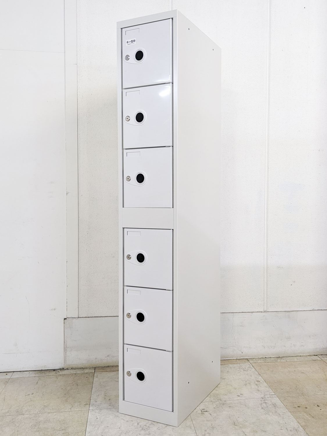 6人用ロッカー 1列6段 個別鍵付き 小物ロッカー ロッカー スチール収納 未使用品 展示品 中古ロッカー アルプススチール(ALPS)製 W300xD515xH1760 FB6-W アウトレット オフィス家具 鍵付｜オフィス家具市場　店