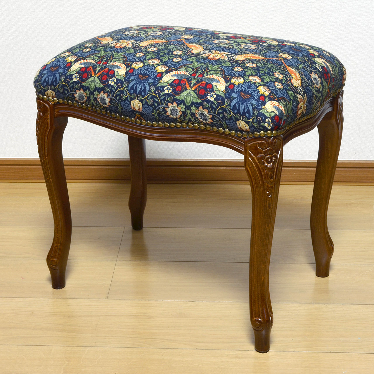 【貨物輸送無料】 腰かけ いちご盗み取る柄青碧 fabric by best of morris イタリア製 オットマン 生まれながら木枠組み インポート調度品 女性議長 調度品 ロココ調 古典派音楽調度品