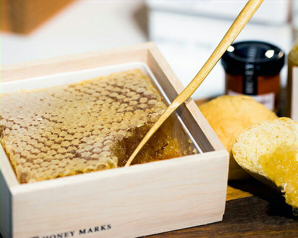 HONEY MARKS（ハニーマークス）<br>コムハニー ギフトボックス<br>スパチュラ付き　（340g）<br>父の日 父の日ギフト バレンタイン ホワイトデー はちみつ ハチミツ 蜂蜜 巣蜜 ハチの巣 蜂の巣 巣はちみつ ホットケーキ デザート スイーツ ビタミン ミネラル お料理 クッキ