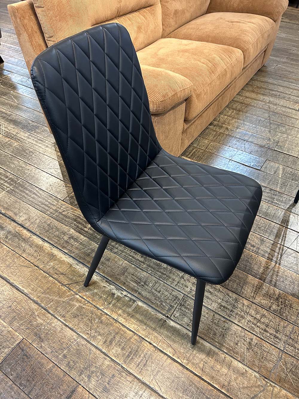 ダイニングチェア 2脚セット 背もたれ 北欧モダン PVCレザー おしゃれなステッチ柄 カジュアルチェア インテリア空間 肘掛け無し ブラック脚 カフェ ブラック ブラウン グレー アイボリー スチール 粉体塗装 永く使える 1人暮らし アパート 家族 新居 1人掛け
