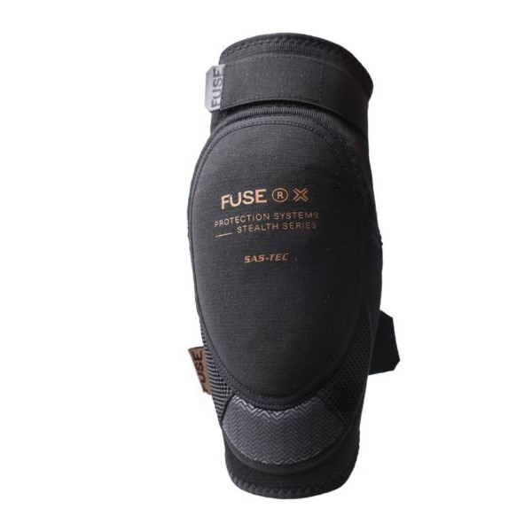 国内置き目品 FUSE 電気ヒューズ STEALTH KNEE PAD ステルスニーパッド XL大きさ 黒いこと/赤銅色 RW620312 ニーパッド お取り寄せ◆