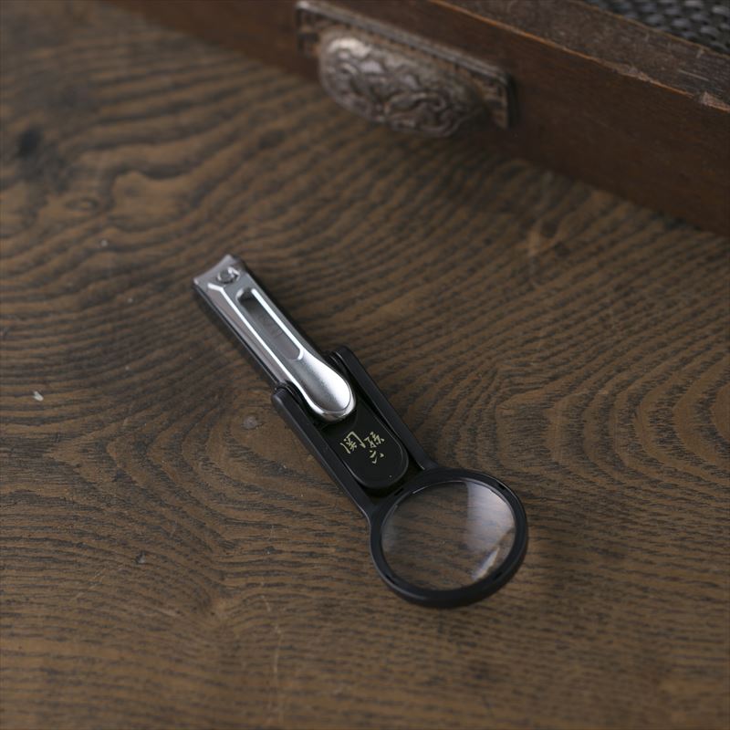 母の日貝印関孫六ルーペ付きツメキリ大口径M|ルーペ付きツメキリ飛び散らない視力弱いやさしい高級爪切りはっきり見える切りやすい簡単老眼お年寄り使いやすい拡大鏡高齢者コンパクトギフト贈り物プレゼント