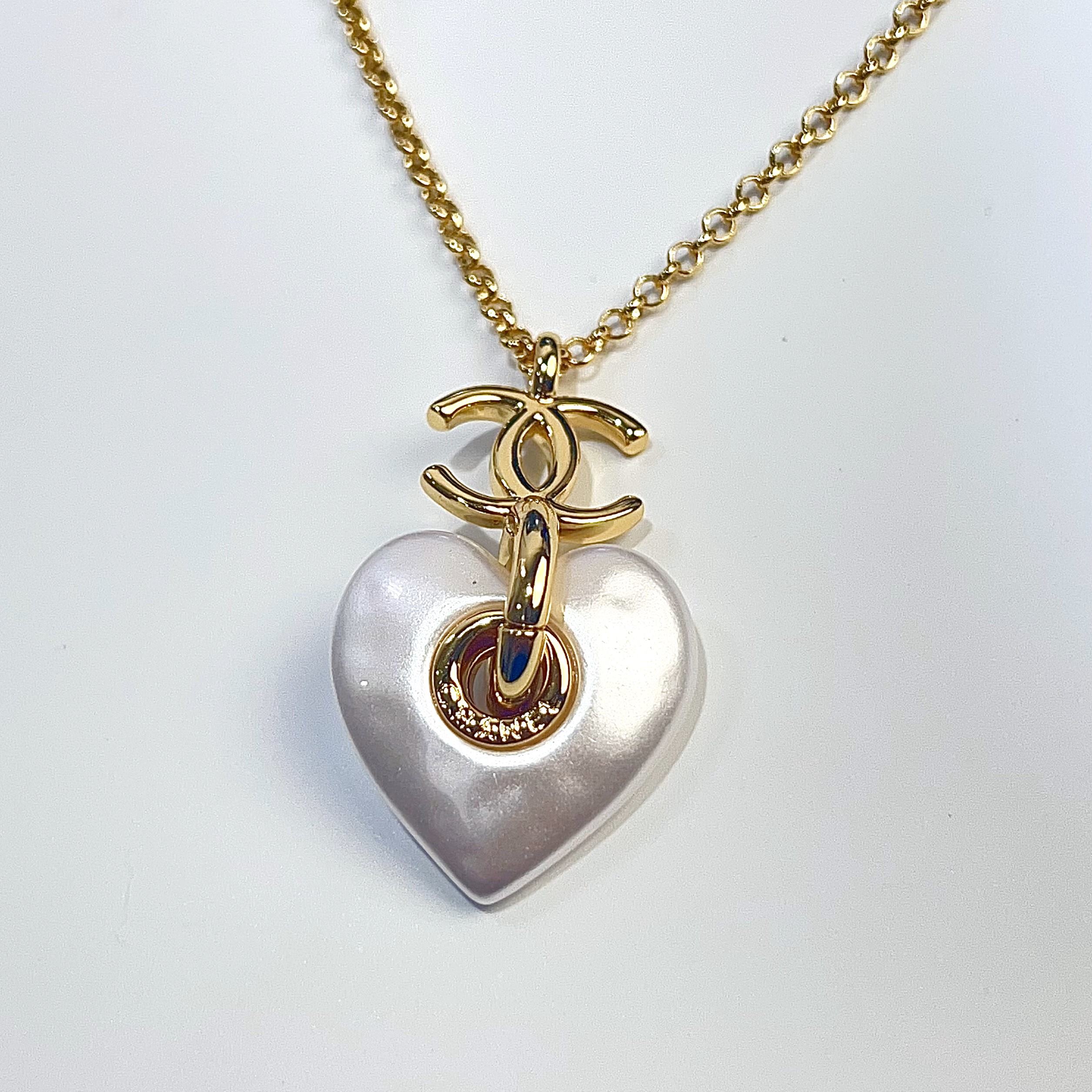 Chanel シャネル パール ハート ネックレス AB7012 シャネル)AB7012 ハートCCロゴ ネックレス☆ (CHANEL/ネックレス