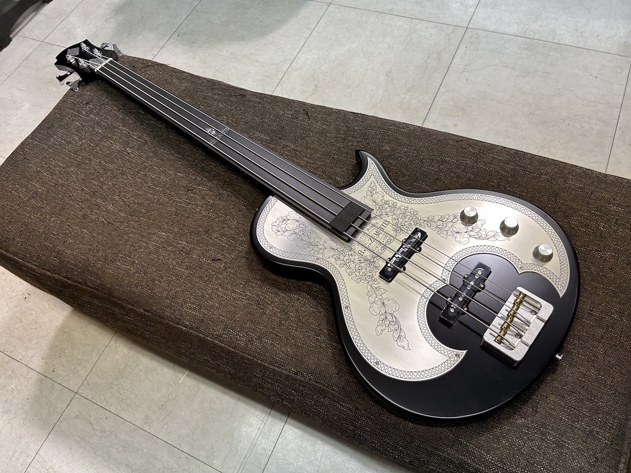 楽天市場】プレシジョンベース プレべ エレキベース エレキ ベース bass 楽器 音楽 機材 music 弦 木 木材 かっこいい 調整済み  シルバー ラメ 銀色 Derulo : かいじゅうたちの森