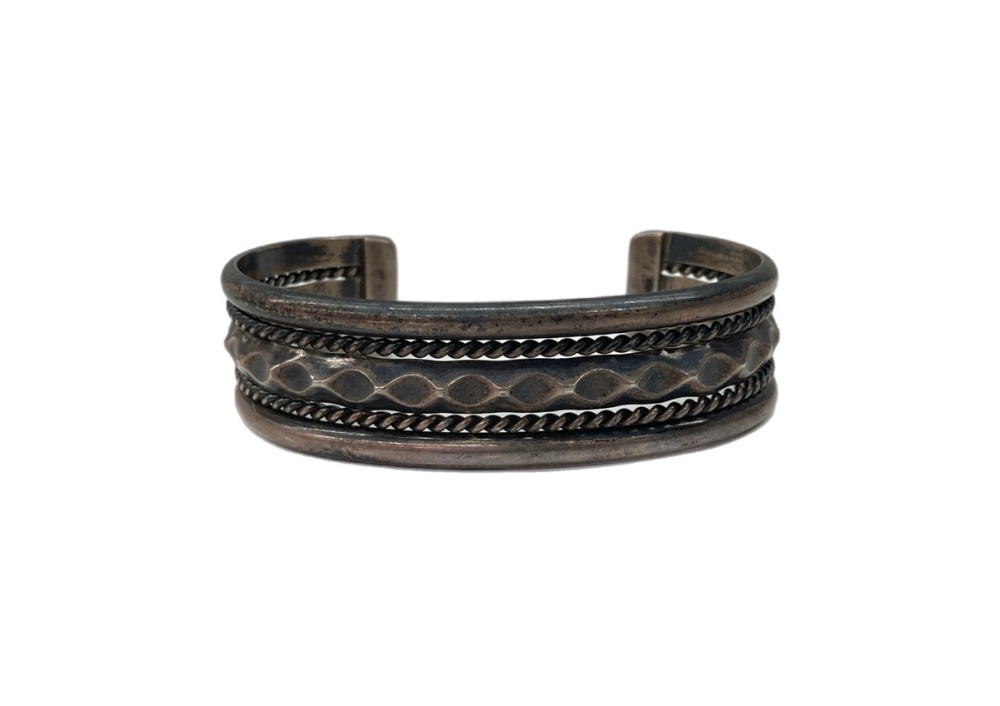 【中古】 北米インディアン宝飾品 Indian Jewelry Silver Bangle しろがね色 バングル 針 腕輪 銀 メンズ宝飾品 バングル・ブレスレット 総柄 しろがね色 104A-91