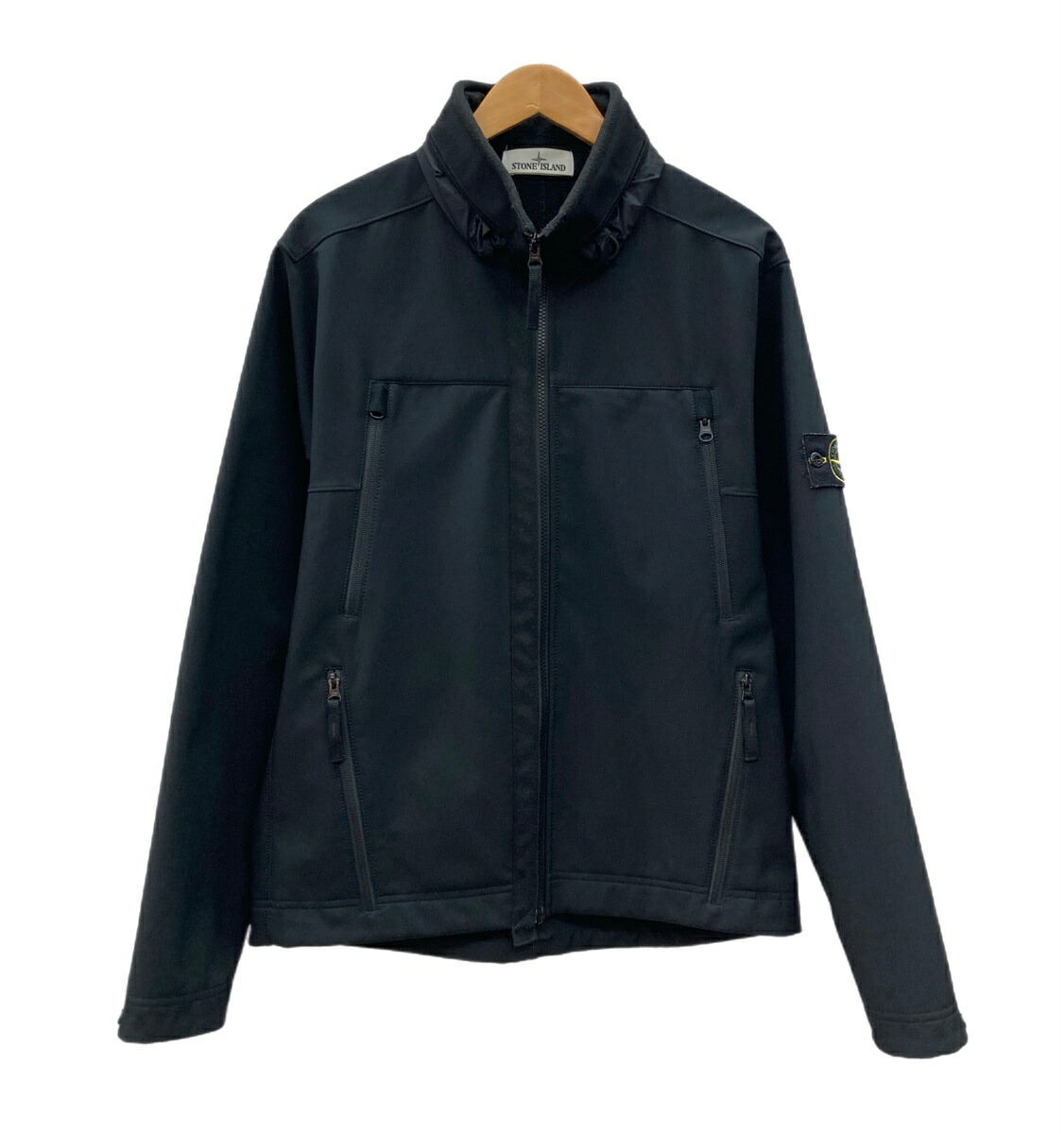 【中古】 ストーンアイランド STONE ISLAND Soft Shell Hooded ホンブルグ帽外殻 フーデッド 上衣 アウター テック 継ぎ切れ 紋章 黒 上衣 ロゴタイプ 黒いこと L大きさ 104MT-3030