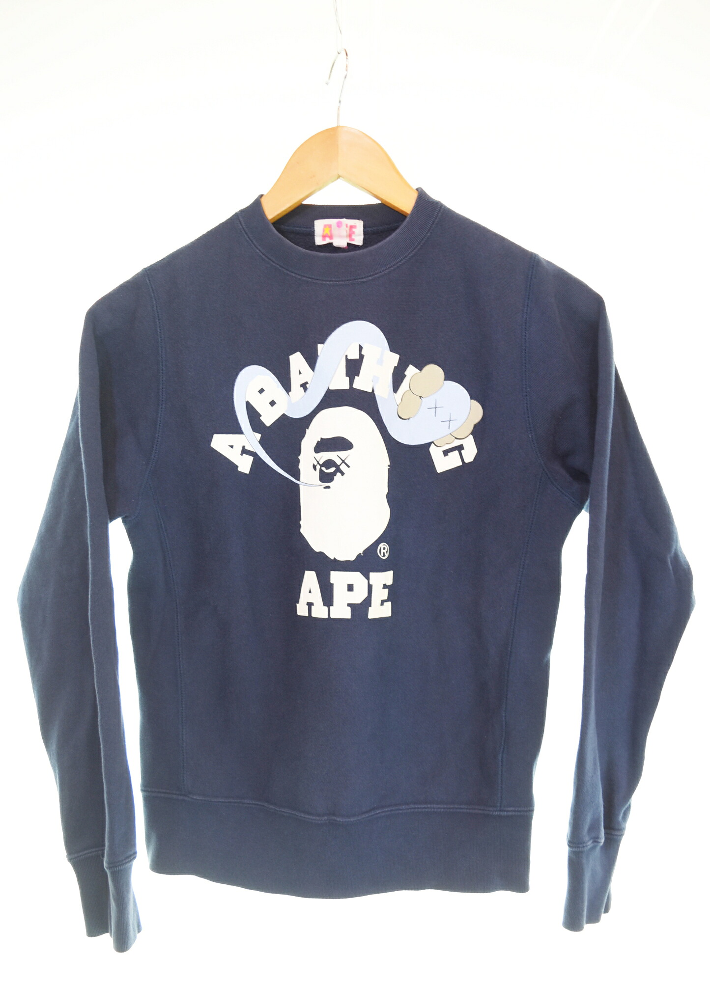 【中古】アベイシングエイプ A BATHING APE KAWS CLASSIC COLLEGE CREWNECK SWEATSHIRT カウズ 単科大学ロゴタイプ 流汗 流汗 米国海軍 S大きさ 103MT-4409