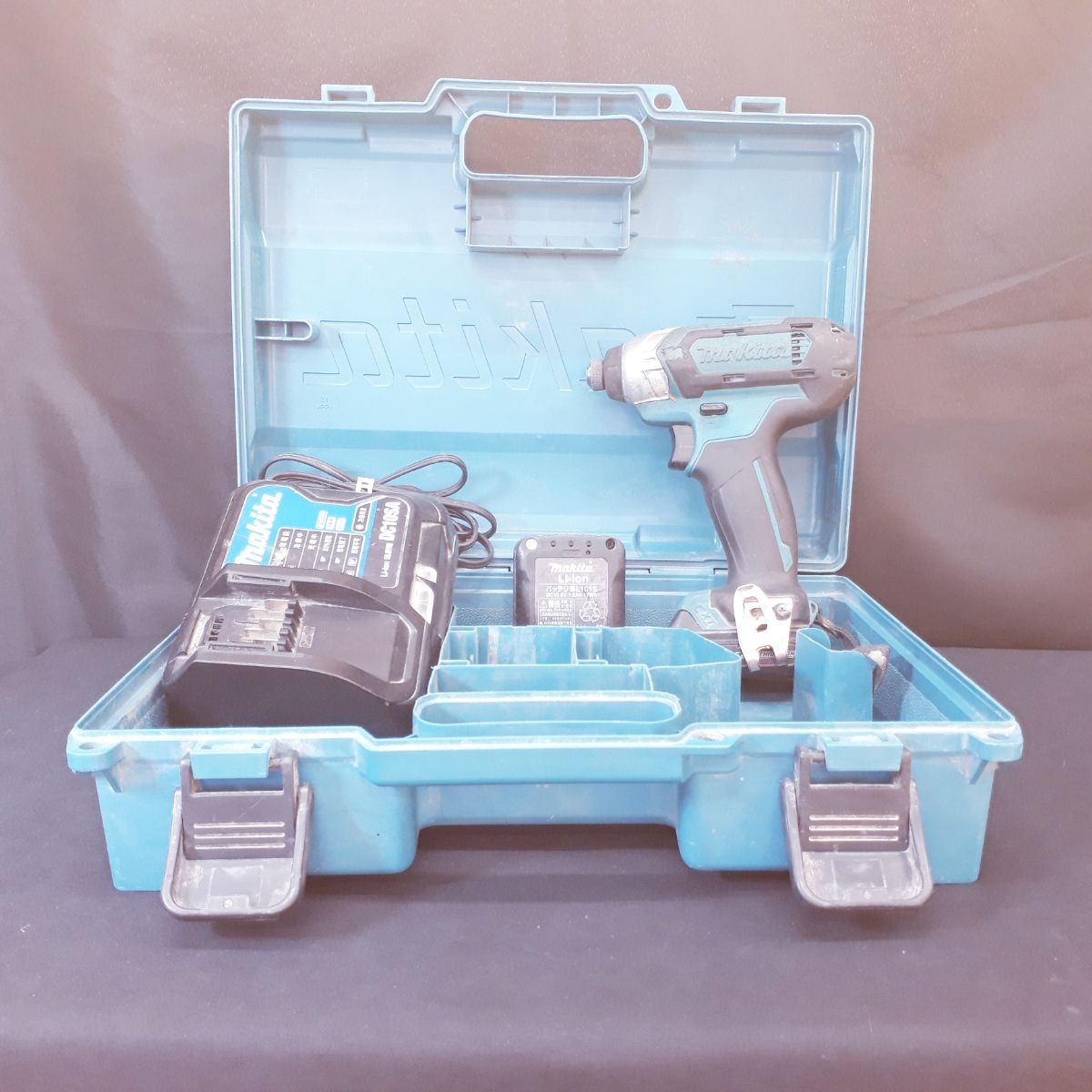 【中古】 マキタ makita ライト付きインパクトドライバ TD110DSHX ブルー 青 DIY 18V6Ah 正規バッテリ2本・充電台・ケース付 （DN6）｜買取倉庫リバイブ 店