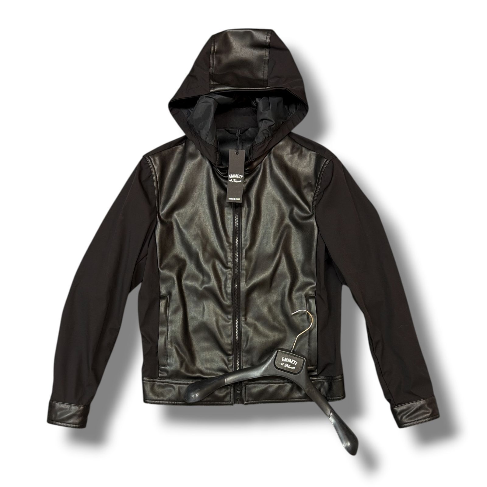 参考上代126500円 未使用 EMMETI JURI HOODIE TECH ユリ フーディ テック レザージャケット 革ジャン ジップフーディー エンメティ 9603-4 ブラック 48 （99778A5） 楽天市場】未使用 EMMETI・エンメティ JURI HOODIE TECH 状態SS ユリ