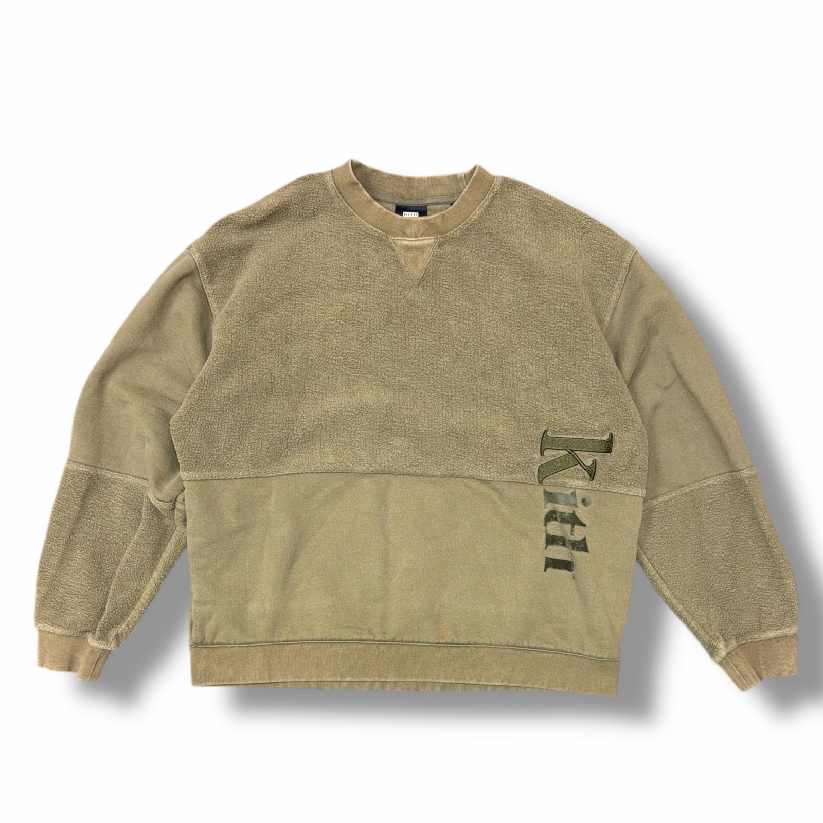 KITH・口吸い Reverse Paneled Crewneck 物質の状態B リバースロゴ刺しゅう 労働者の一団のど首 汗水 調教師 大きさXL カーキ メンズ （4306M）【中古】