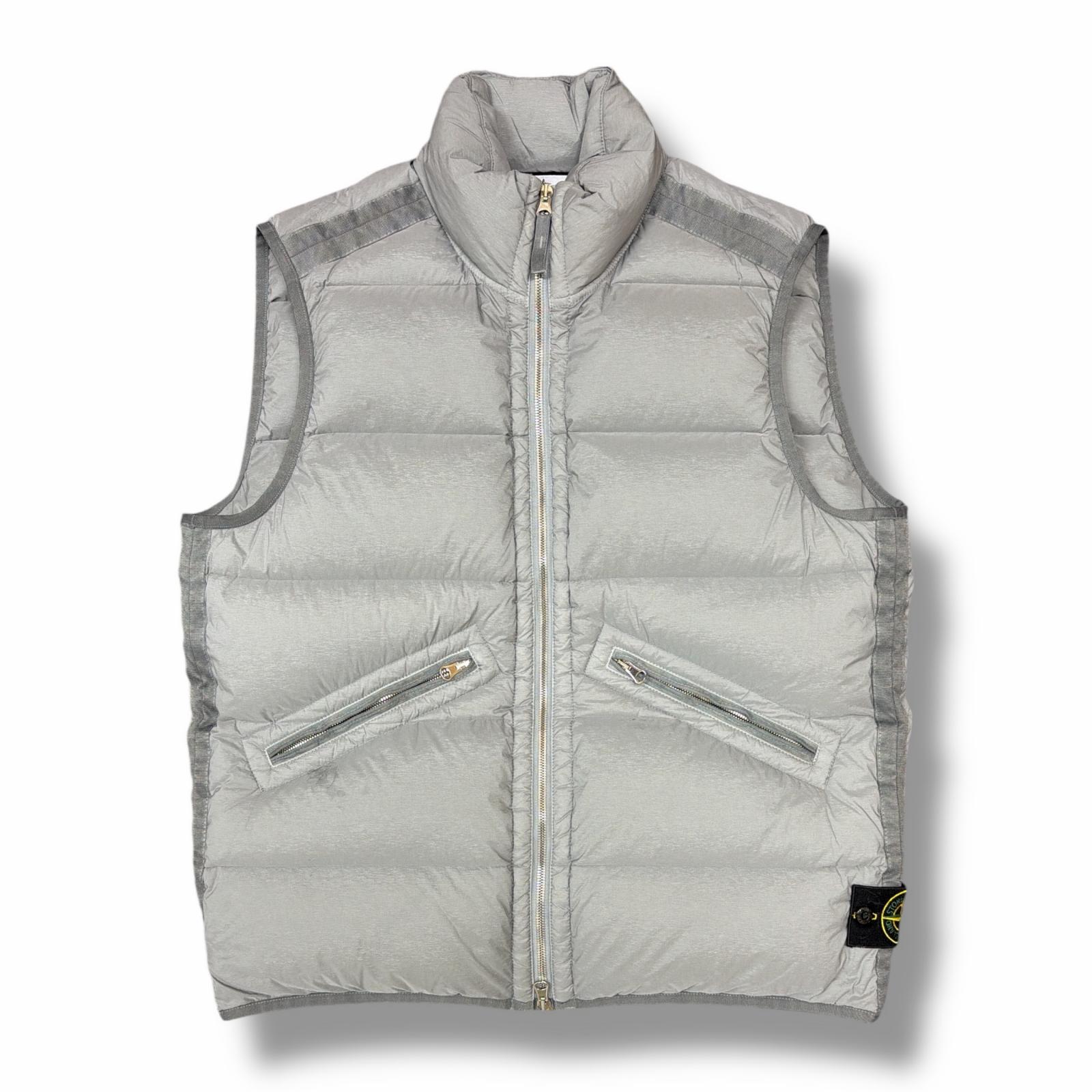STONE ISLAND・ストーンアイランド SEAMLESS TUNNEL NYLON DOWN 物質の状態A シームレス ナイロンダウンベスト アウター 8115G0828 大きさM 薄墨色 メンズ （10151M）【中古】
