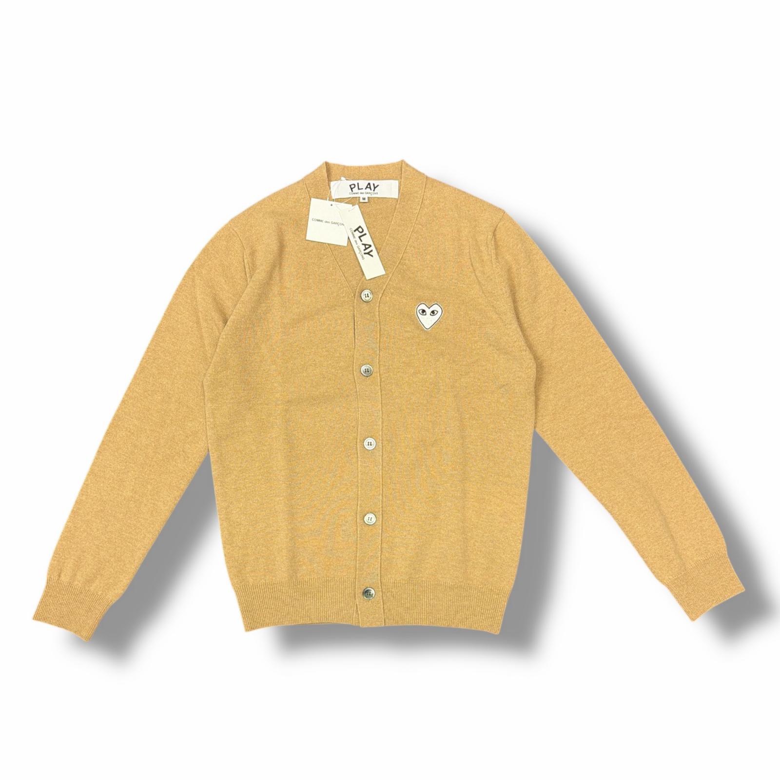 未使用 PLAY COMME des GARCONS・プレイコムデギャルソン AD2025/8 V-Neck Cardigan With White Emblem 状態SS カーディガン ニット セーター AX-N066-051 サイズM ベージュ メンズ （10042M）【中古】｜買取MOTTO　店