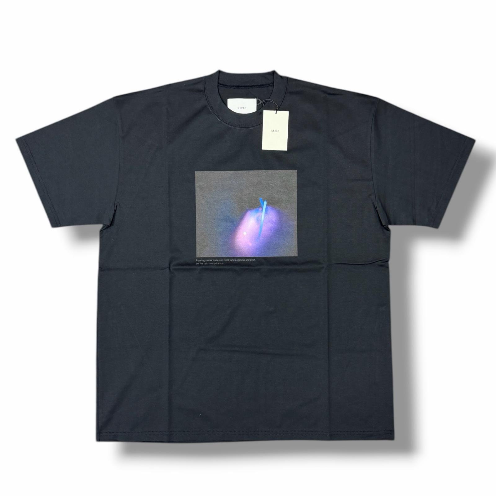 未当て嵌める stein(ssstein)・シュタイン PRINT TEE(SUPERIOR PIMA) 物質の状態SS 刷り上げるティーシャツ 半袖カットソー ST.878 大いさL 黒いこと メンズ （11852M）【中古】 メンズファッション-トップス