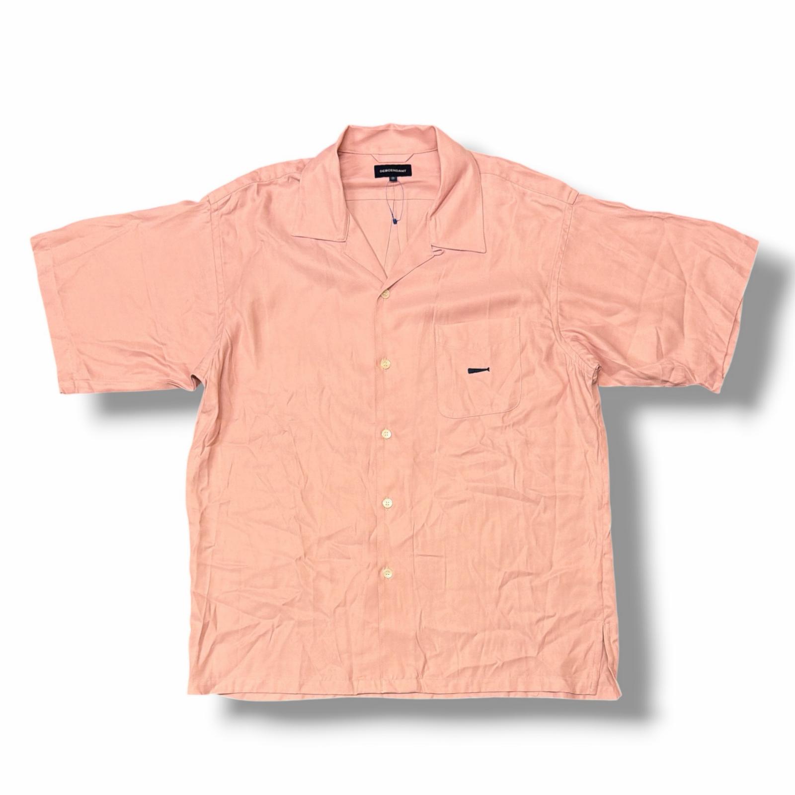 未当て嵌める DESCENDANT・ディセンダント 25SS PIER OPEN COLLAR SS SHIRT  物質の状態SS ピアオープンカラー半袖プルオーバー 開襟 251TQDS-SHM06 大きさ3 サクラ色 メンズ （10753M）【中古】