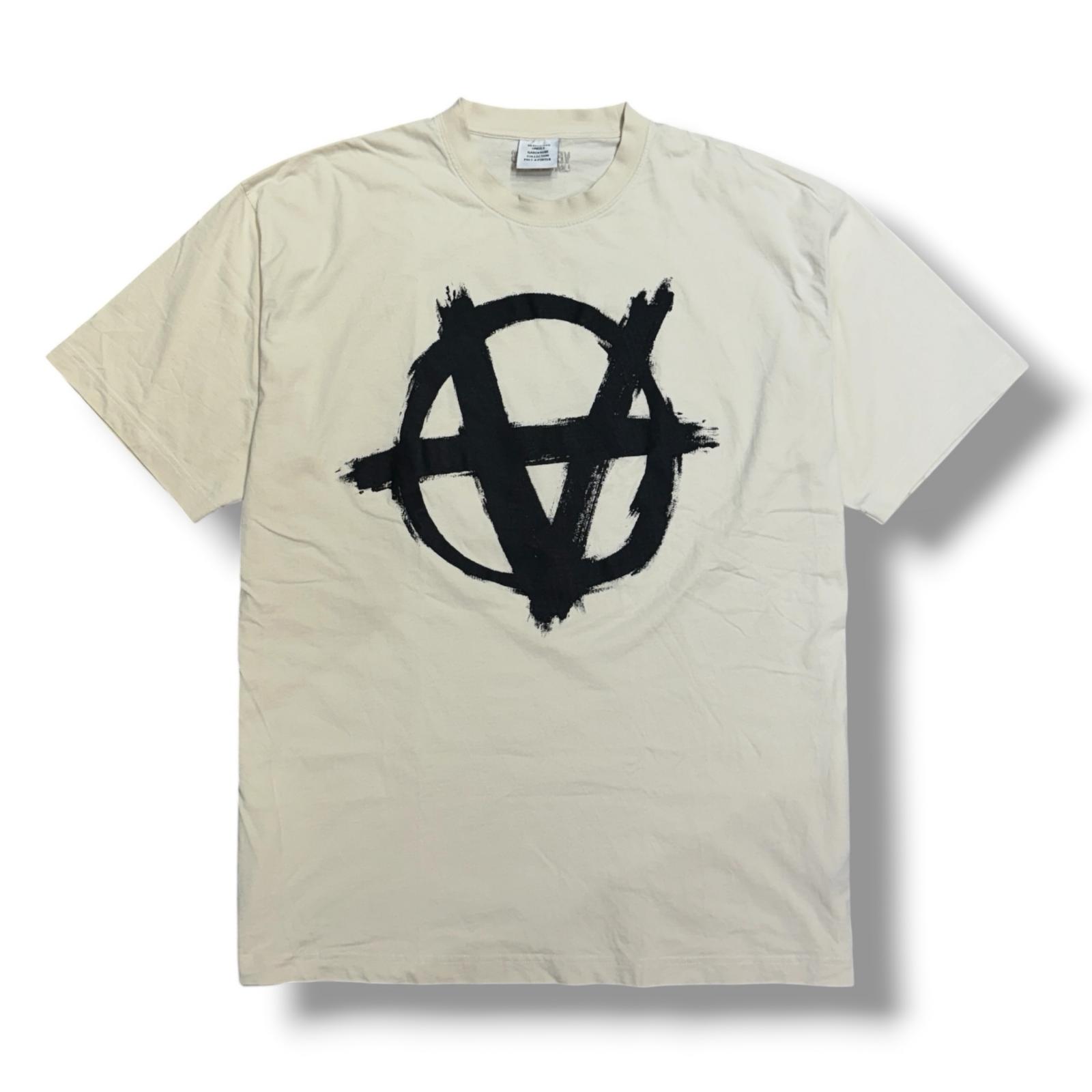 VETEMENTS・ヴェトモン Double Anarchy Logo Tee 物質の状態A アナ―キロゴ ティーシャツ UA52TR450W 大きさXS ベージュ メンズ （16428M）【中古】