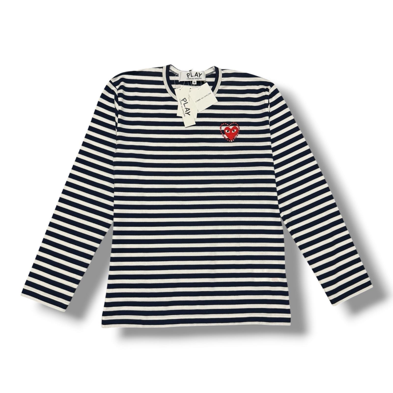 未当て嵌める PLAY COMME des GARCONS・プレイコムデギャルソン Border L/S Tee Rhinestone Red Emblem 物質の状態SS ボーダーラインストーンエンブレムティーシャツ カットソー AX-T806 大きさM 米国海軍 メンズ （16475M）【中古】