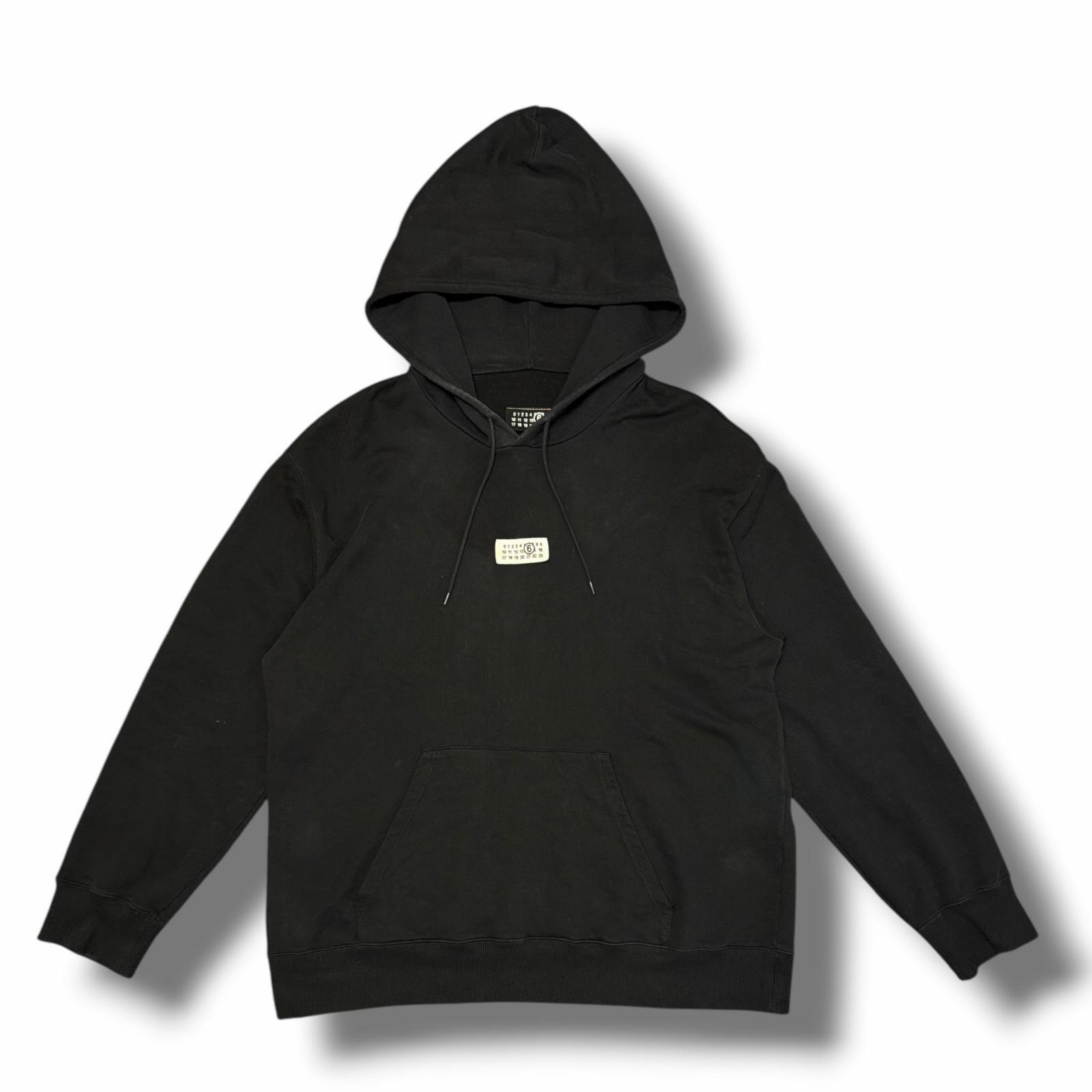 MM6・エムエムシックス 25AW メゾンマルジェラ ナンバリングロゴスウェットパーカー 物質の状態A フーディー SH0GU0033 M25025 大きさL 黒いこと メンズ （18239M）【中古】