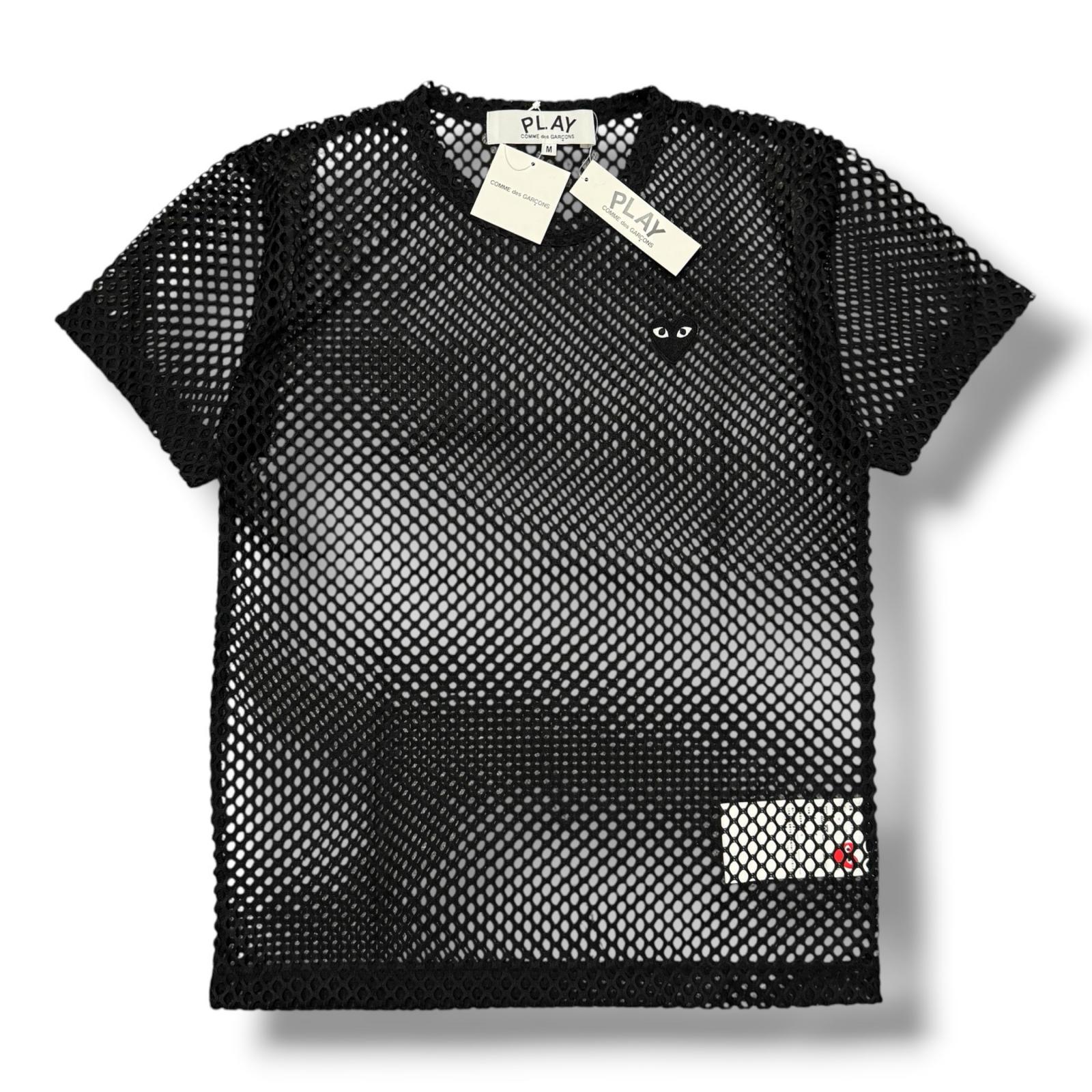 未当てはめる PLAY COMME des GARCONS・プレイコムデギャルソン BLACK EMBLEM MESH TEE 物質の状態SS 旗幟メッシュティーシャツ カットソー AX-T352-051 大いさM 黒いこと メンズ （16461M）【中古】