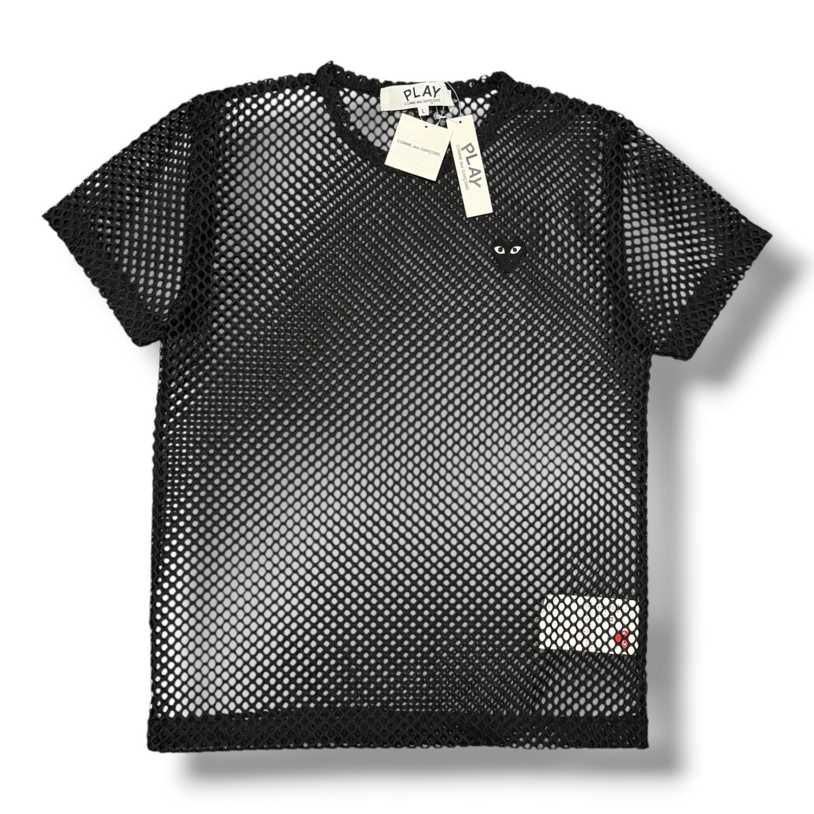 未当てはめる PLAY COMME des GARCONS・プレイコムデギャルソン BLACK EMBLEM MESH TEE 物質の状態SS 旗幟メッシュティーシャツ カットソー AX-T352-051 大いさL 黒いこと メンズ （16462M）【中古】