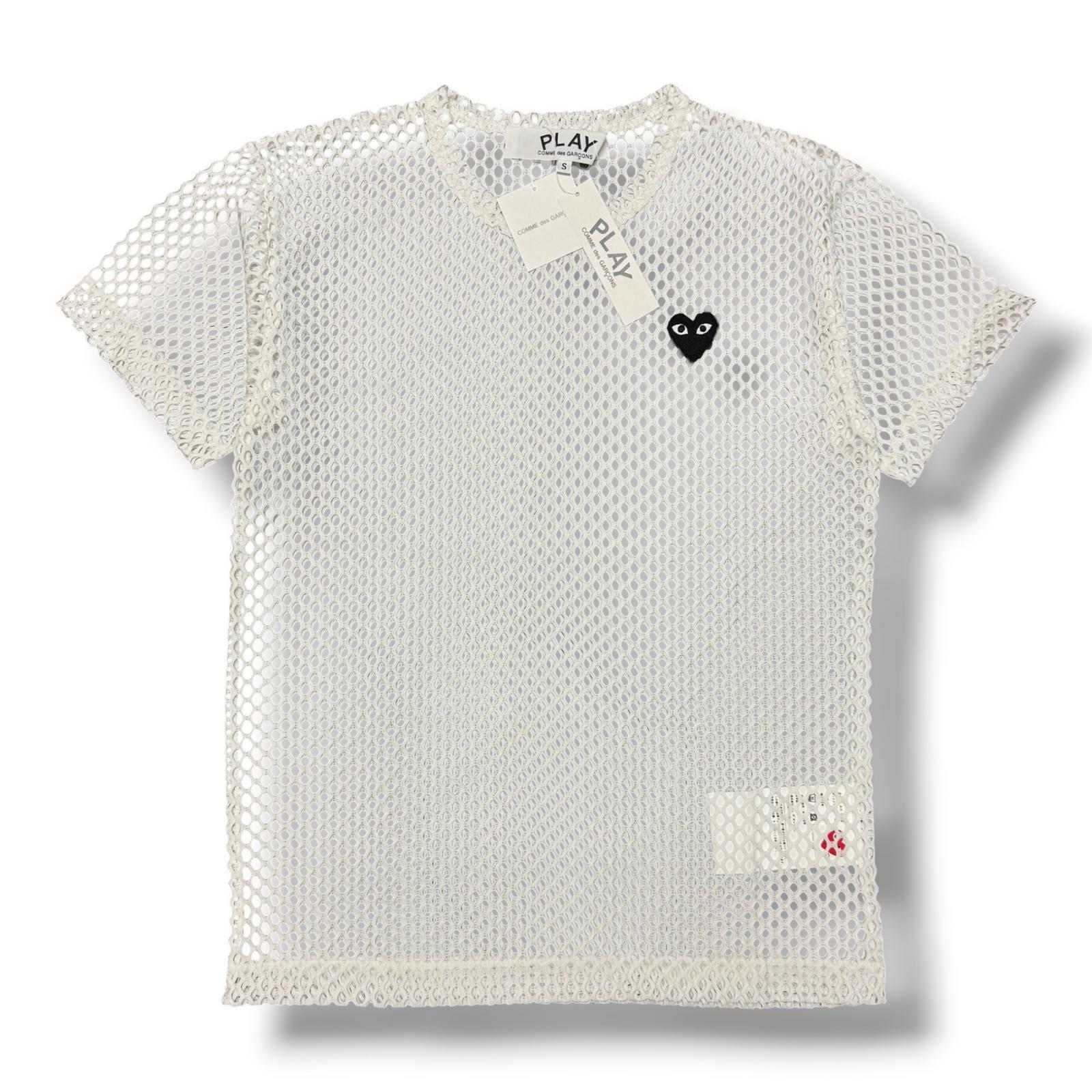未当てはめる PLAY COMME des GARCONS・プレイコムデギャルソン BLACK EMBLEM MESH TEE 物質の状態SS 旗幟メッシュティーシャツ カットソー AX-T352-051 大いさS 白いこと メンズ （16464M）【中古】