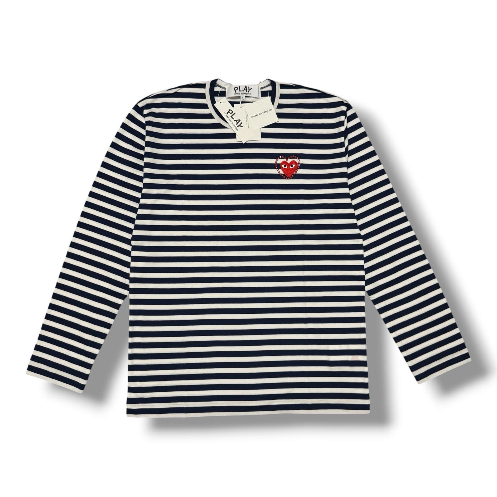 未当て嵌める PLAY COMME des GARCONS・プレイコムデギャルソン Border L/S Tee Rhinestone Red Emblem 物質の状態SS ボーダーラインストーンエンブレムティーシャツ カットソー AX-T806 大きさXL 米国海軍 メンズ （16477M）【中古】