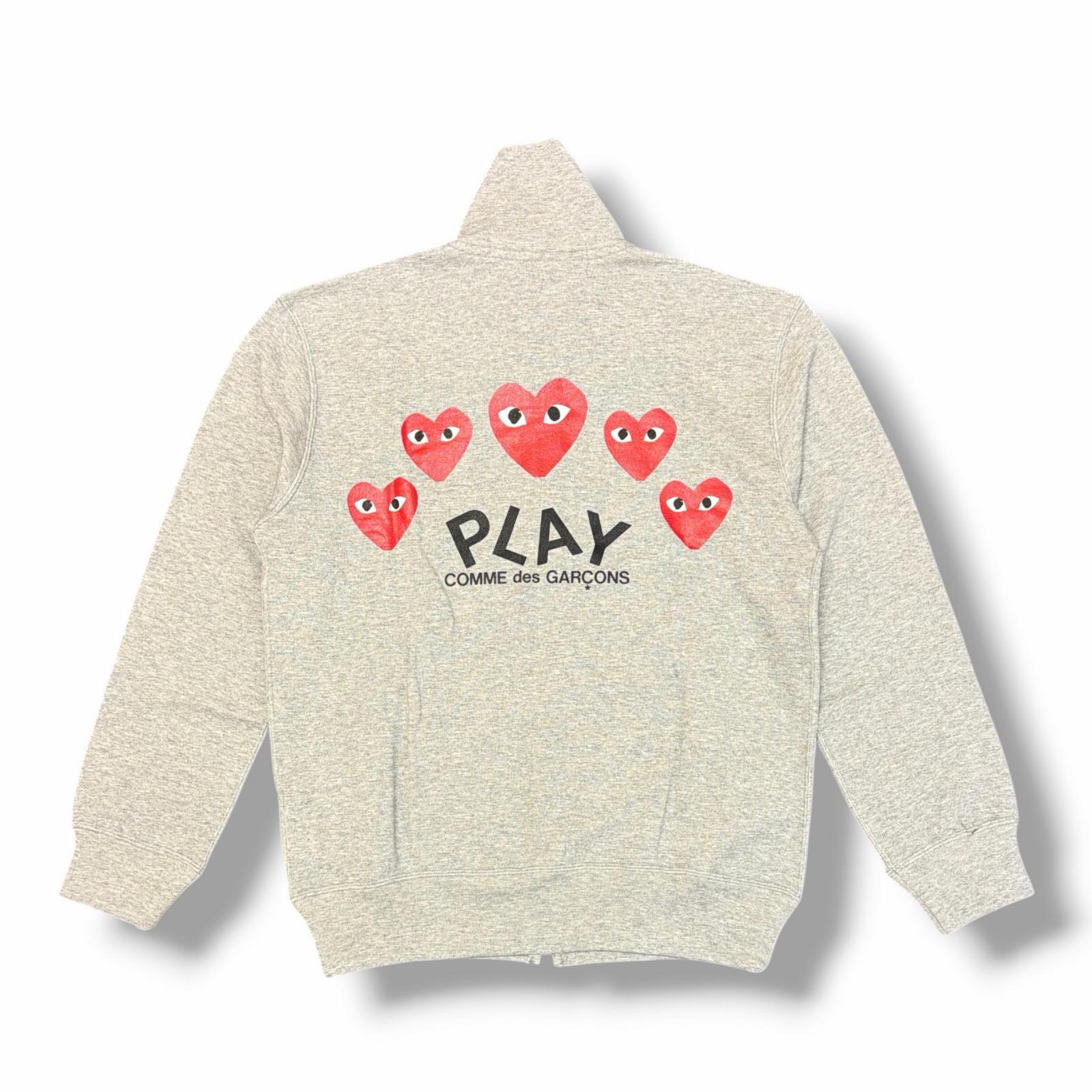 未使用 PLAY COMME des GARCONS・プレイコムデギャルソン Printed Back Heart Blouson With Red Emblem 状態SS バックプリントスウェットブルゾン トラックジャケット AX-T252 サイズM グレー メンズ （16479M）【中古】｜買取MOTTO　店