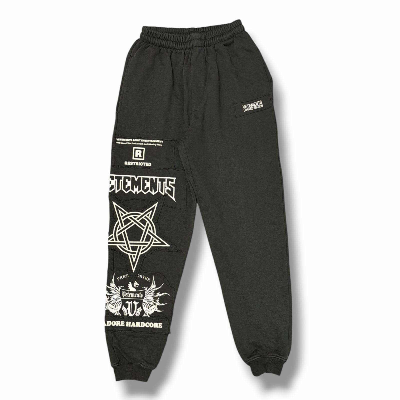 VETEMENTS・ヴェトモン jogger pants with hardcore logo 物質の状態A ハードコアロゴスウェットパンツ イージーパンツ UA52PA350B  大いさS 黒いこと メンズ （18271M）【中古】