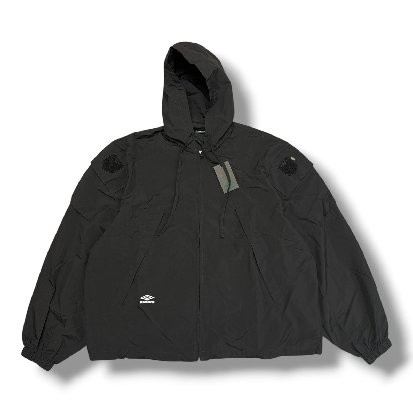 未使用 UMBRO・アンブロ × Slam Jam スラムジャム 25SS Tactical Windbreaker 状態SS ウィンドブレーカー ナイロンジャケット コラボ UBMW0228FA155 サイズXL ブラック メンズ (16907M)【中古】|買取MOTTO 店