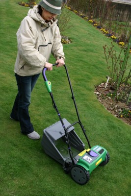 芝刈り機 ガーデニング機器 ガーデニング 農業コードレス電動芝刈機 マイスターかかし屋コードレスで方向回転も自由自在 ファッションの大好評