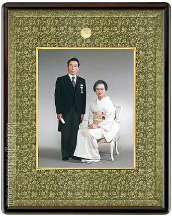 叙勲・褒章記念　写真額　四つ切 アルダー材　マホガニ色　送料無料　遺影額｜掛け軸・絵画の専門店　掛軸堂画廊